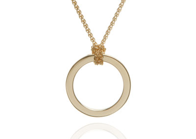 18ct yellow gold circle pendant