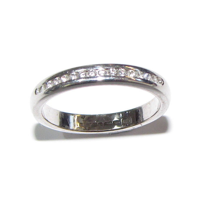 18ct white gold 16 stone diamond ring