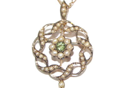 9ct yellow gold peridot and seed pearl necklace