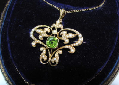 15ct yellow gold peridot and seed pearl necklace
