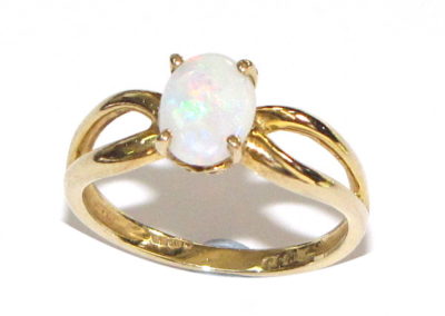 9ct yellow gold single stone opal ring