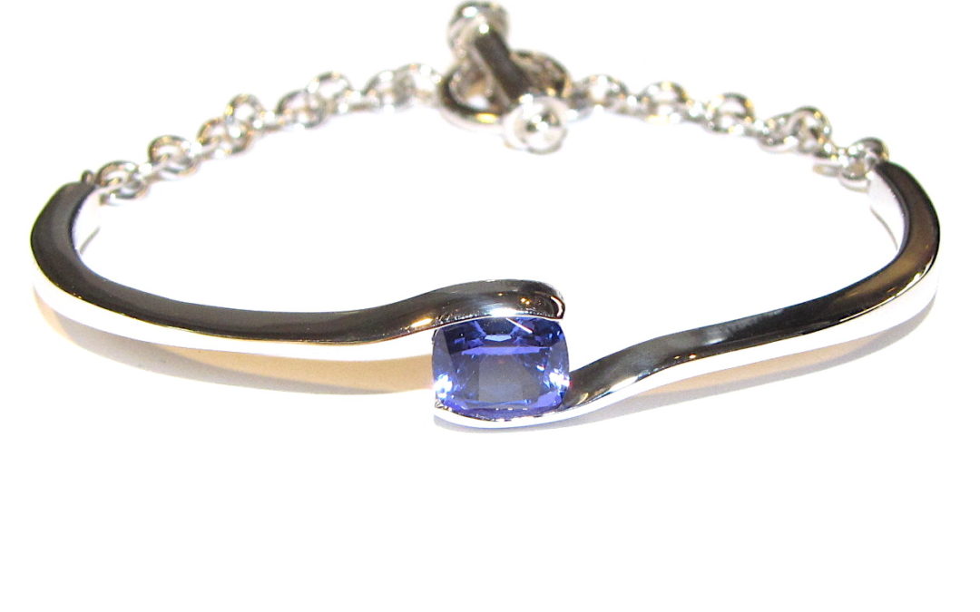 9ct white gold tanzanite bangle