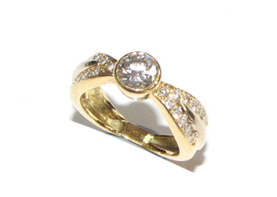 18ct yellow gold 23 stone diamond ring