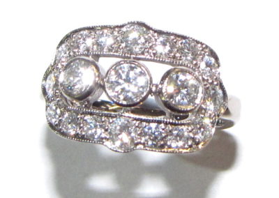 18ct white gold 19 stone diamond ring