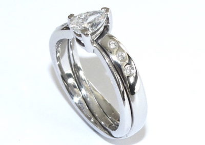 Crossover fitted wedding ring