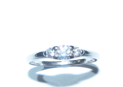 18ct White Gold 3 Diamonds Ring