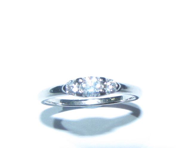 18ct White Gold 3 Diamonds Ring