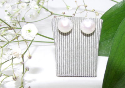 Jersey pearl stud earrings