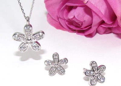 9ct white gold diamond daisy pendant