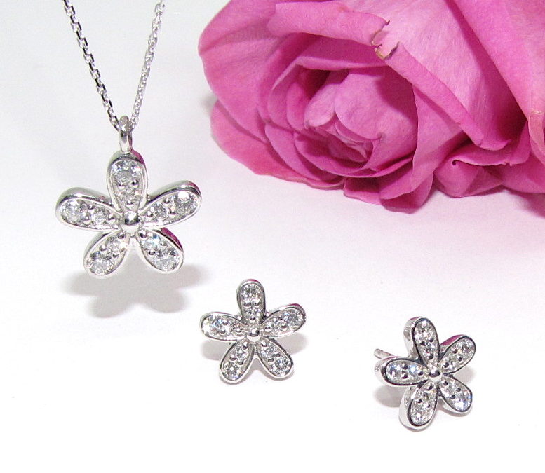 9ct white gold diamond daisy pendant