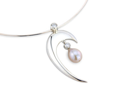 Silver collar with pearl and cubic zirconias